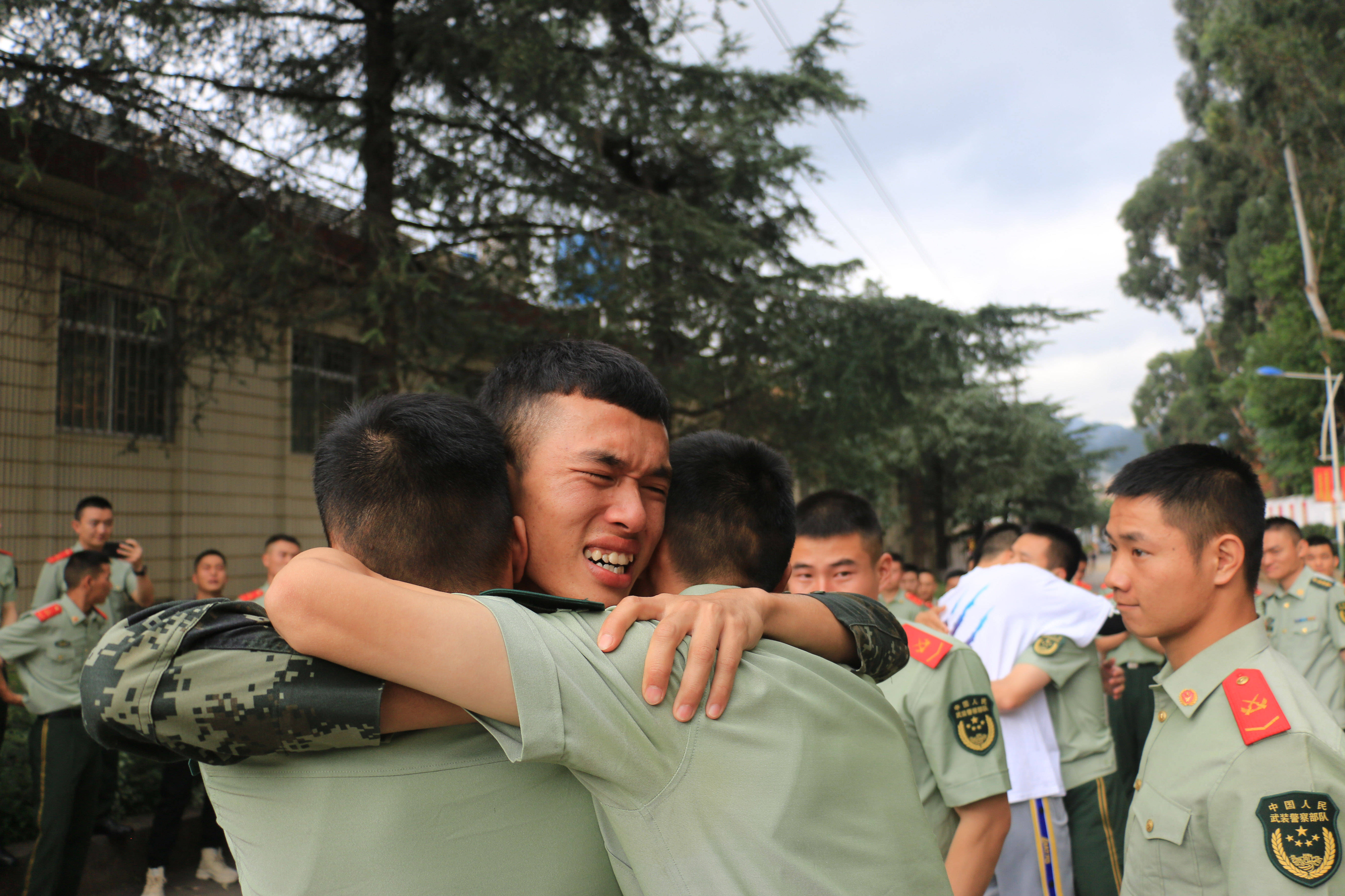 武警退伍老兵踏上返乡路战友惜别成泪人