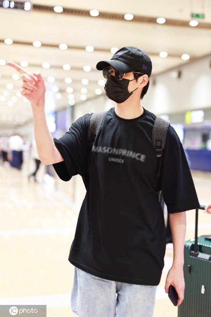 魏大勋身穿黑t搭配牛仔短裤高大帅气