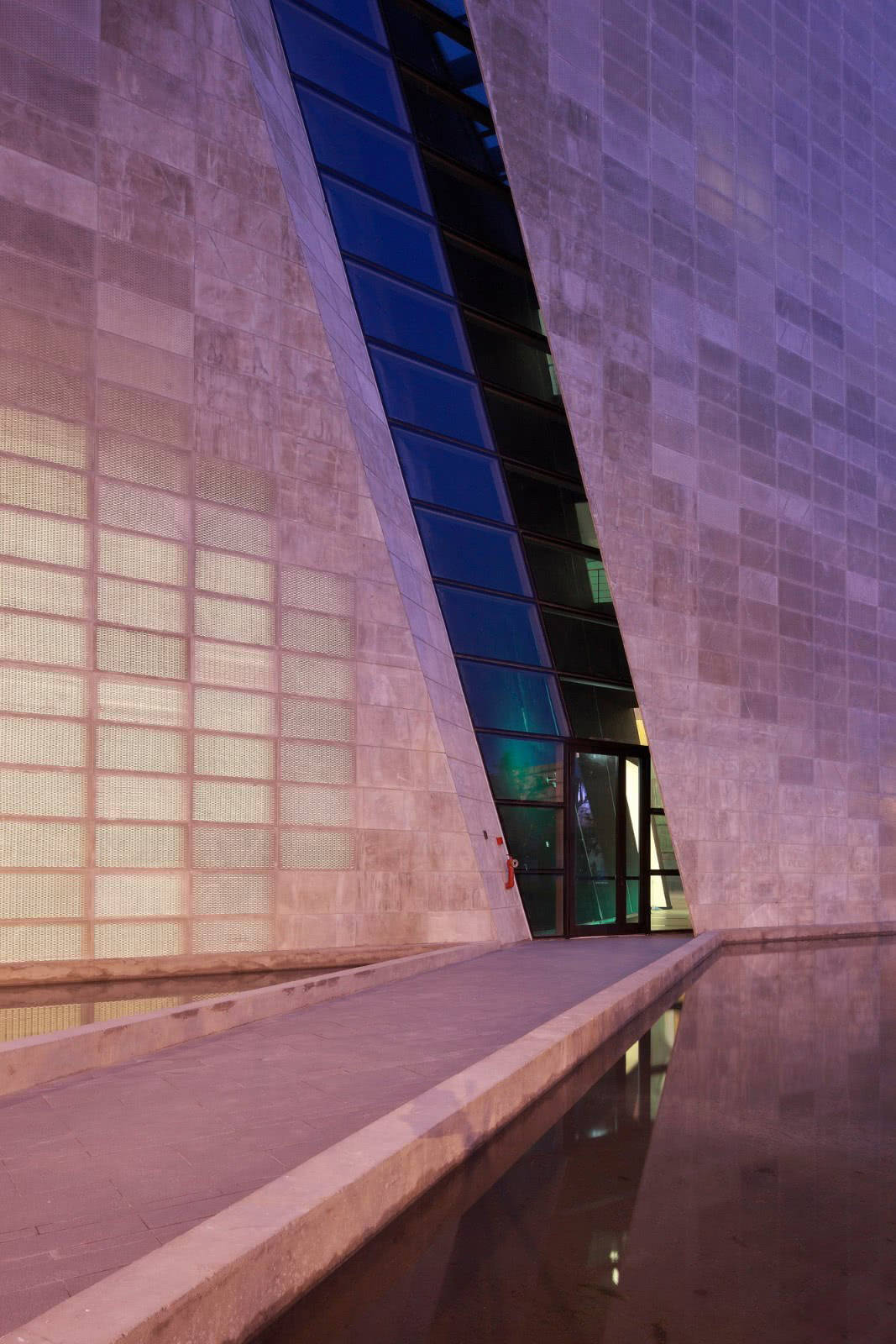 轻盈的透光水泥穿梭在两个空间之中