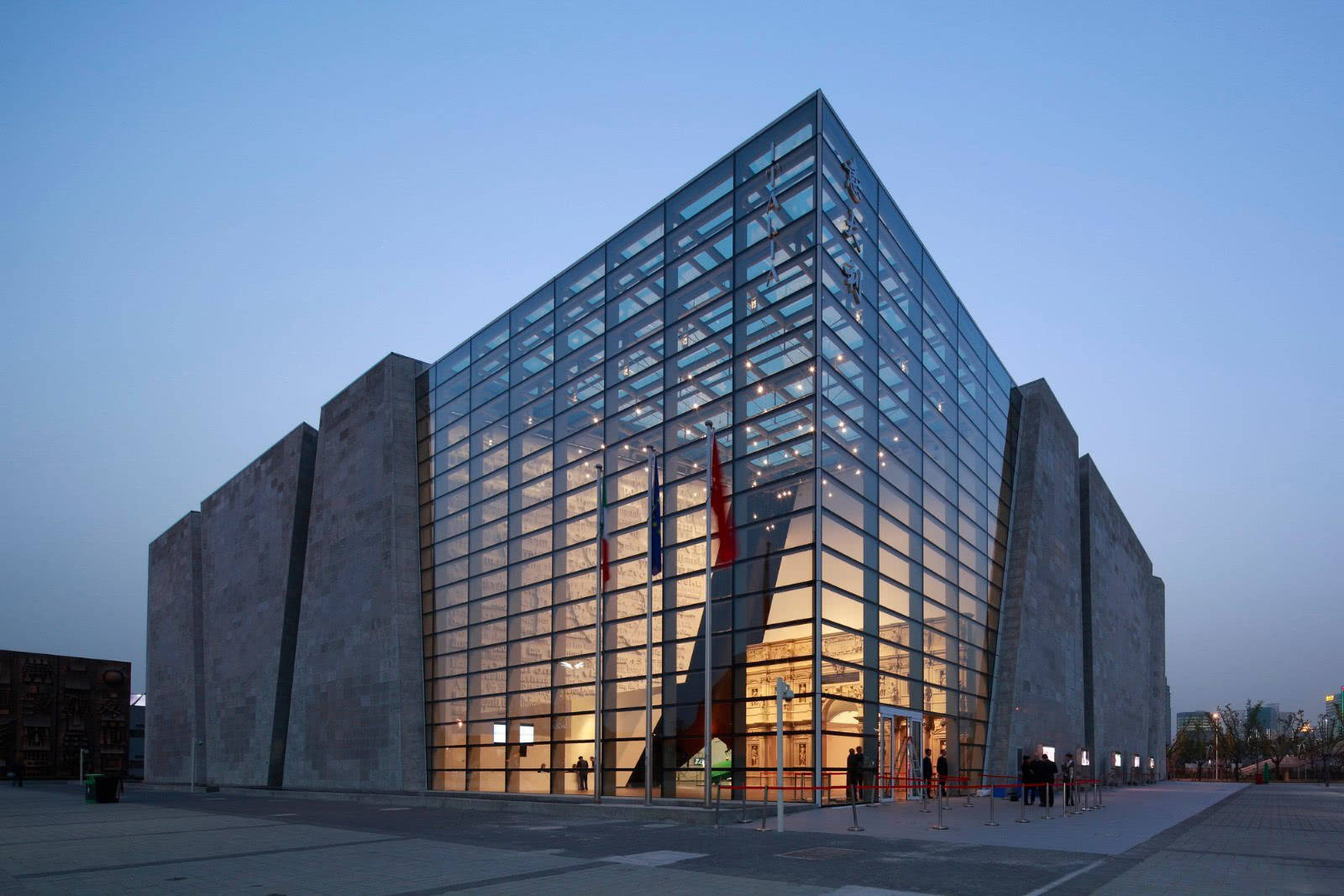 轻盈的透光水泥穿梭在两个空间之中