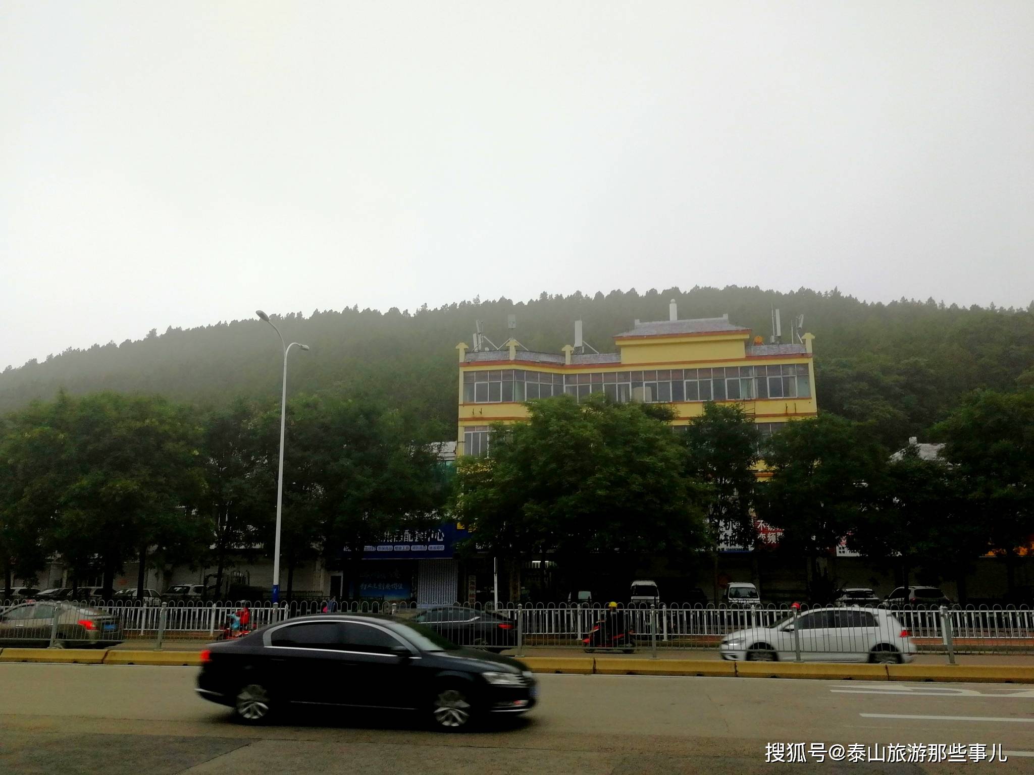 蒿里,其实就是蒿里山,位于泰安市龙潭路与灵山大街交界处的夹角上,又