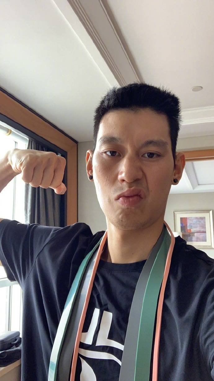 组图:林书豪晒健身器材 酒店隔离积极训练