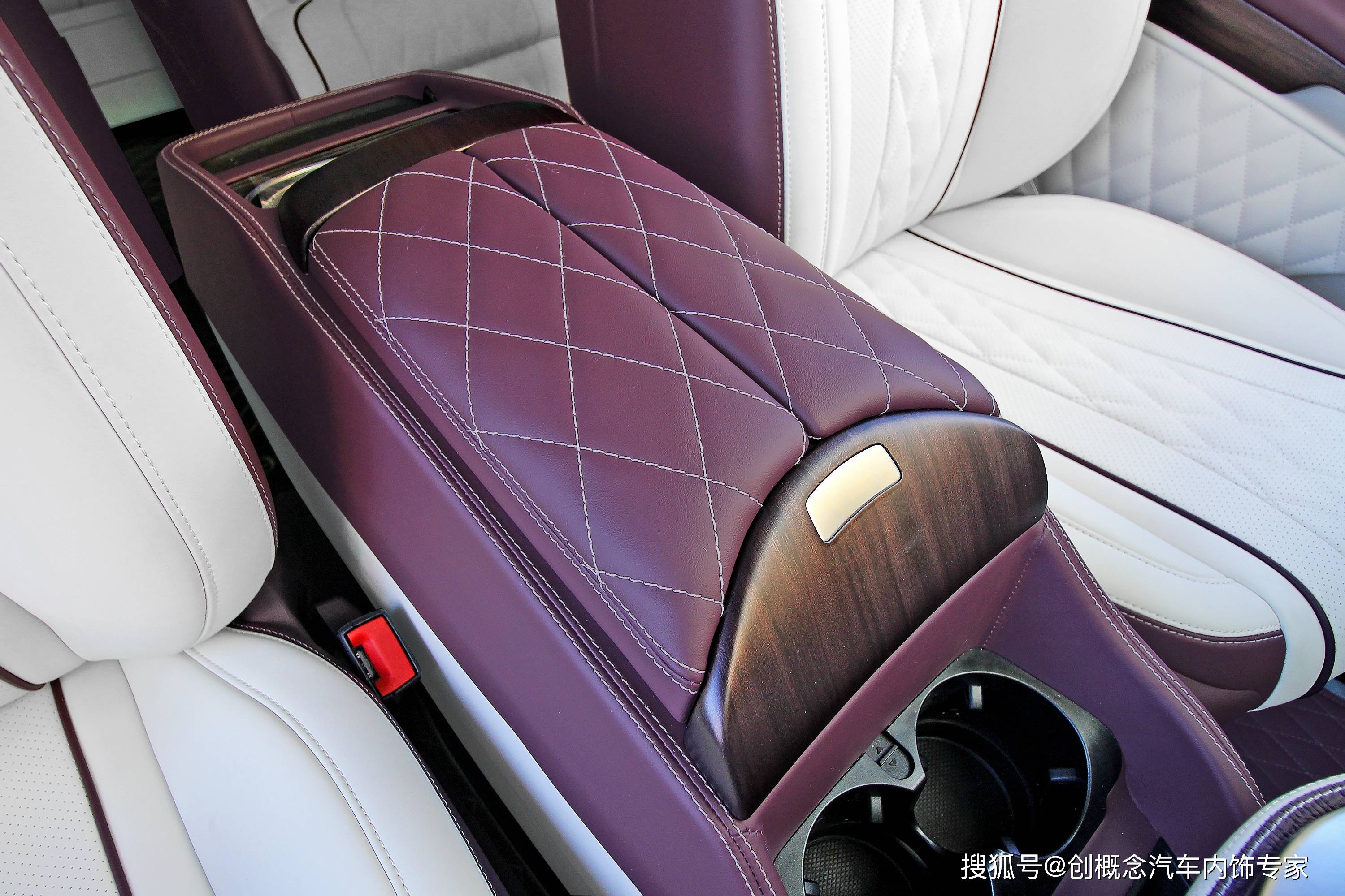 主副座椅后加装可折叠电脑桌,下方是真皮包裹的倾斜脚踏,用于办公或