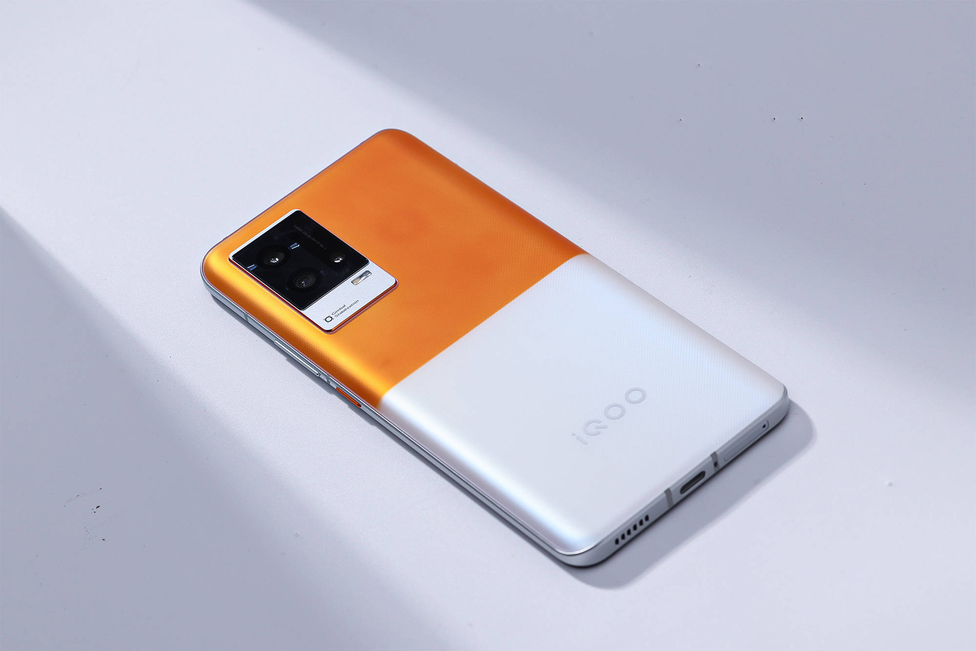 神奇的光致变色工艺iqoo8燃手机外观图赏