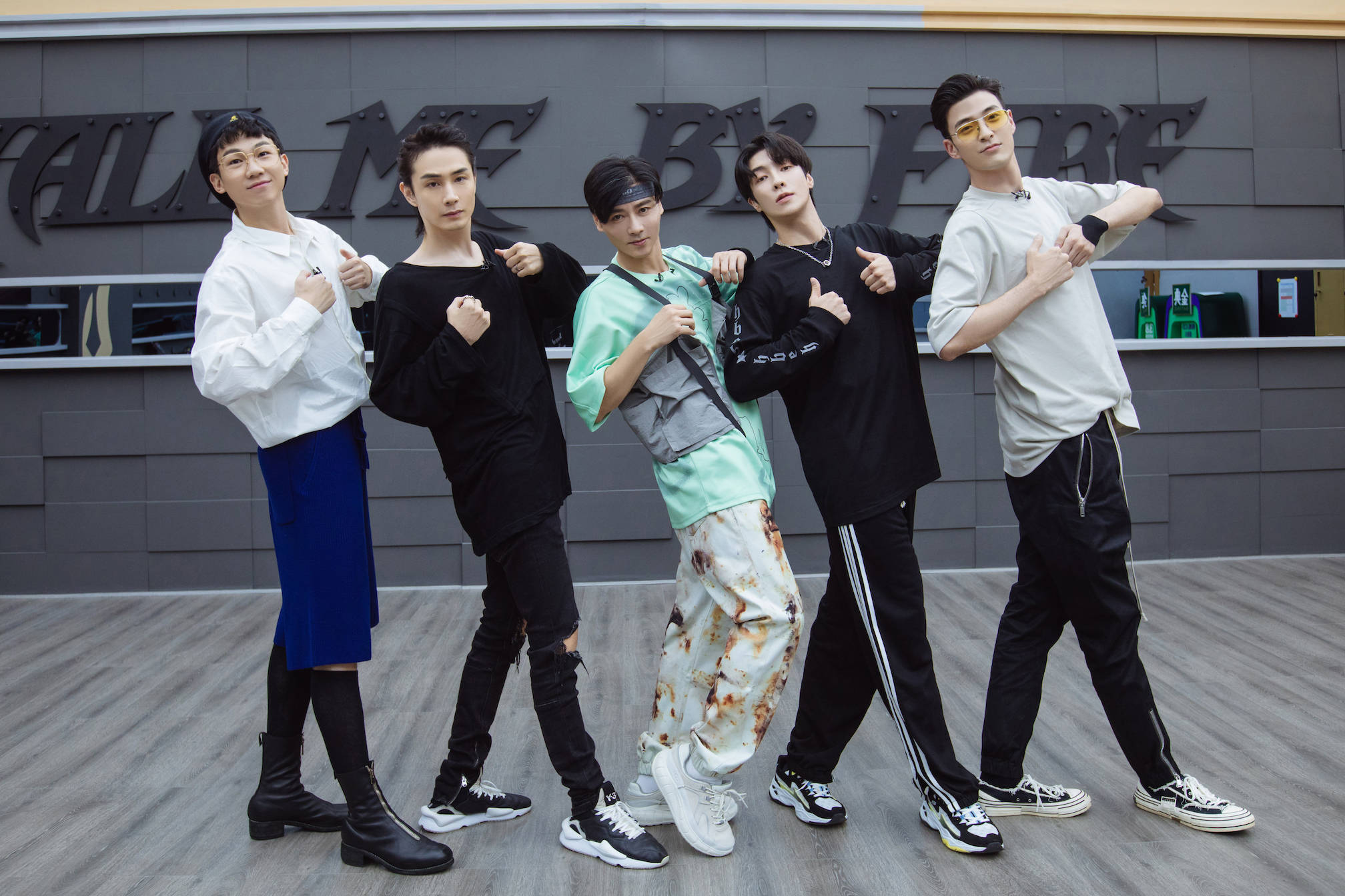 "卓实开心" 李响再现原地一字马《你要如何我们就如何》列人字队形