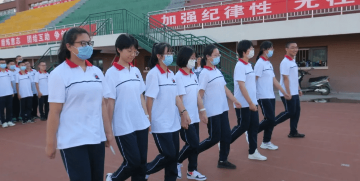 衡水市冀州中学吹响军训号角绽放青春年华一