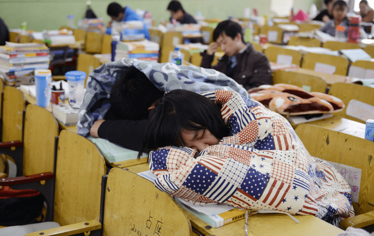 26岁女大学生内卷8年,查出肠癌半年后离世,医生:可惜人才