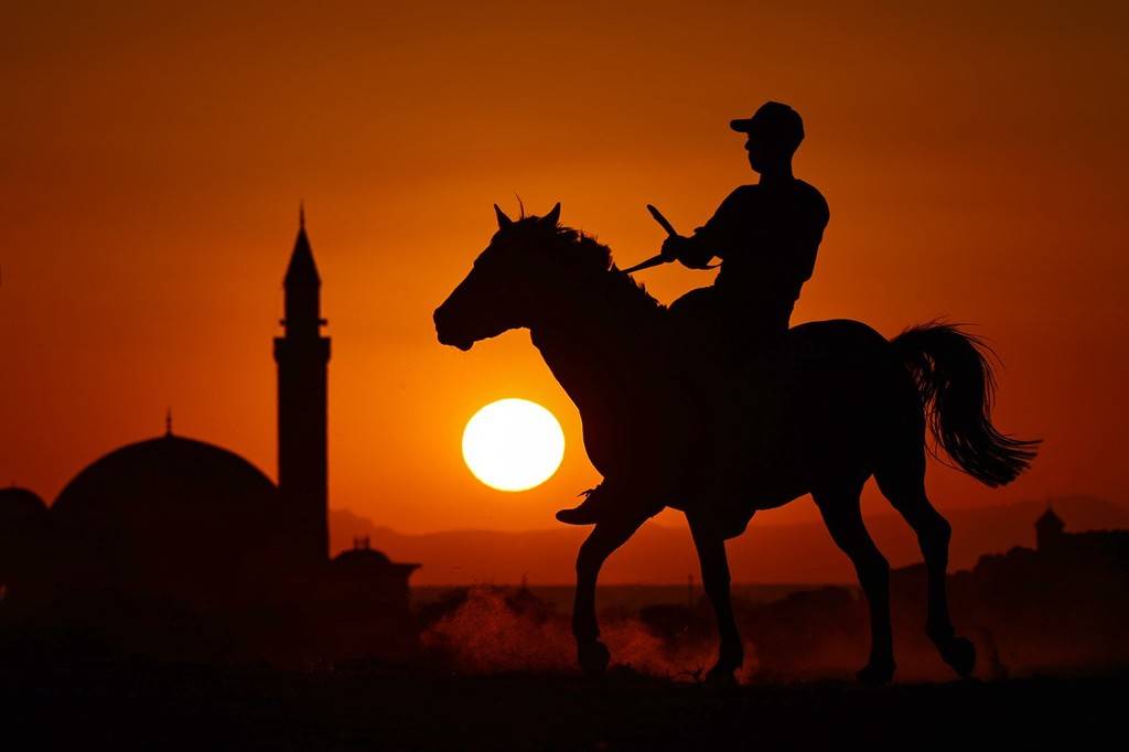 土耳其夕阳下的骑马者剪影落日余晖太美了