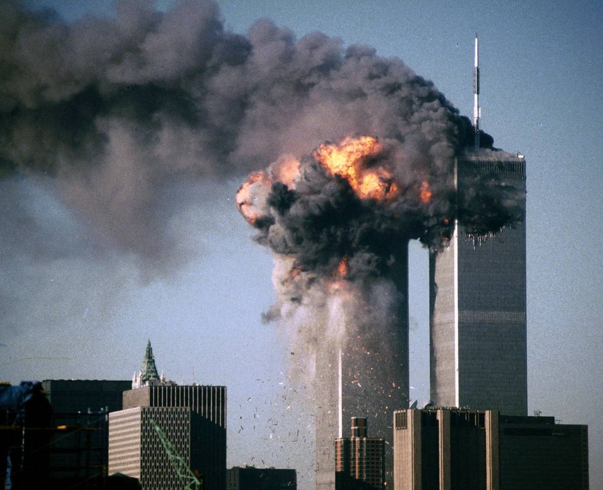 1/ 25 2001年9月11日,恐怖分子劫持的民航客机撞击美国纽约世界贸易