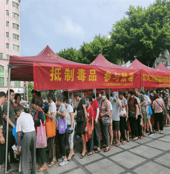 抵制毒品 参与禁毒——仁化县总工会携手丹霞街道开展禁毒宣传进场所