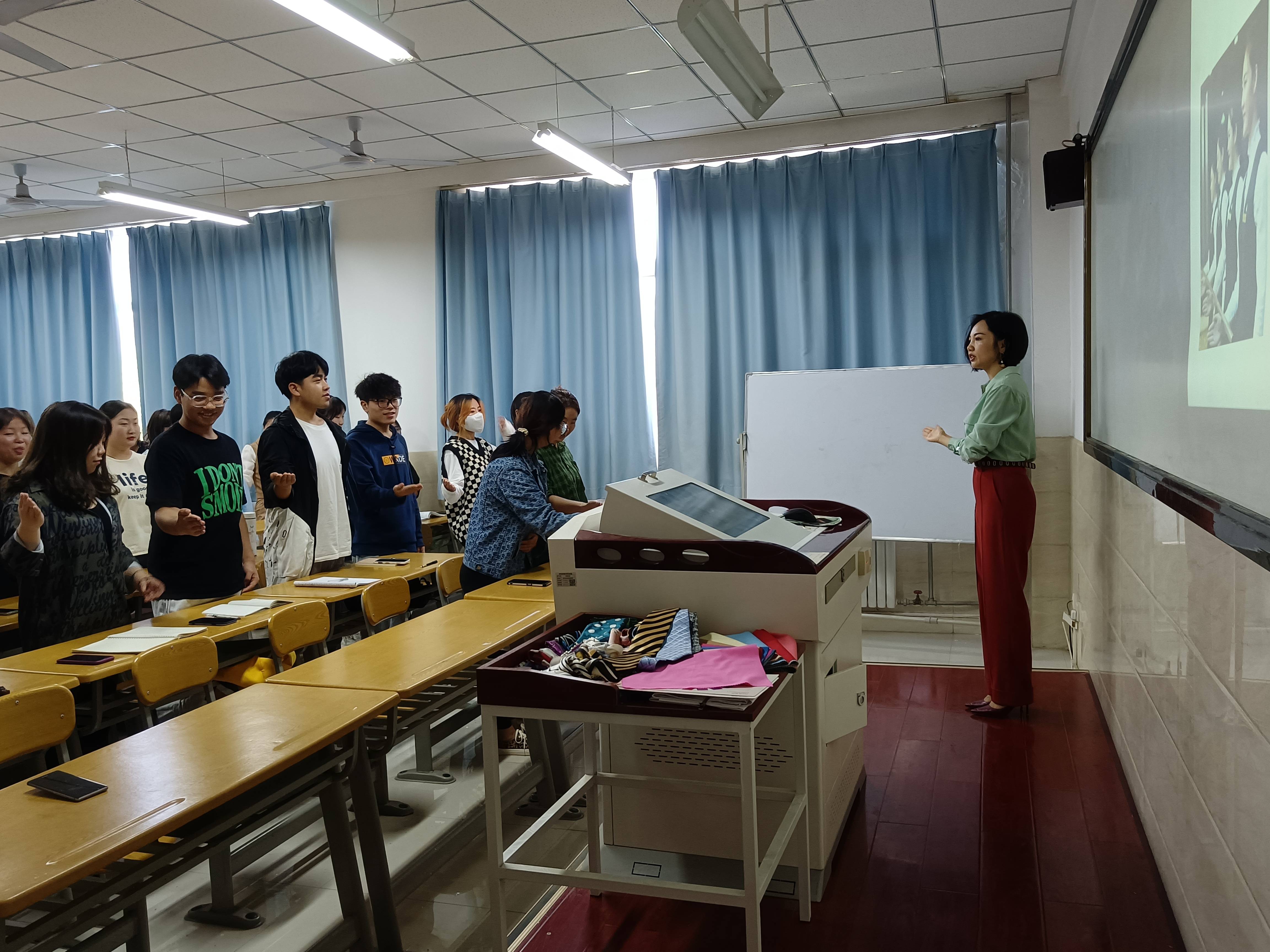 胡楠教师也可以很优雅陕西学前师范学院举办形象礼仪文化专题讲座