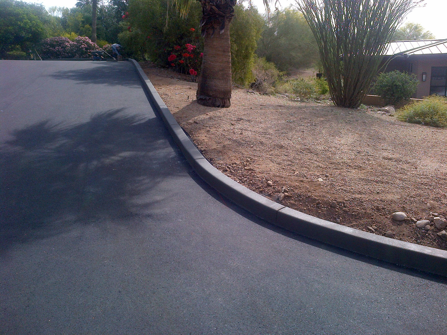 公路拦水带怎么施工,拦水带成型机好帮手