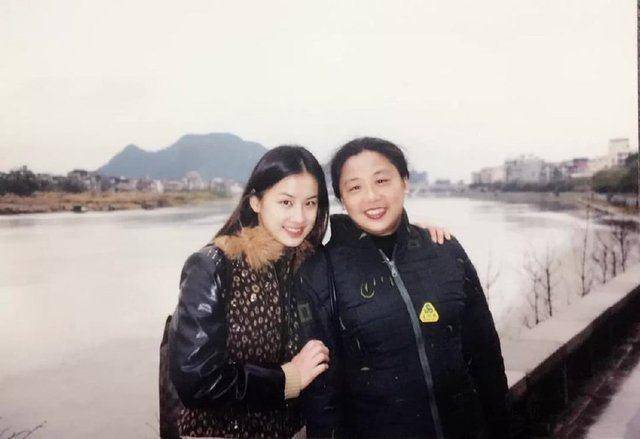 黄圣依晒与母亲的合照 紧紧相偎亲密无间