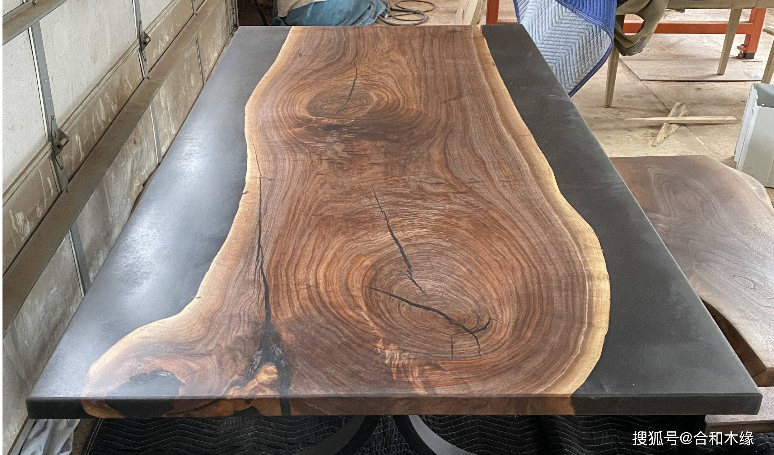 黑色环氧树脂黑胡桃实木板桌, 完美结合