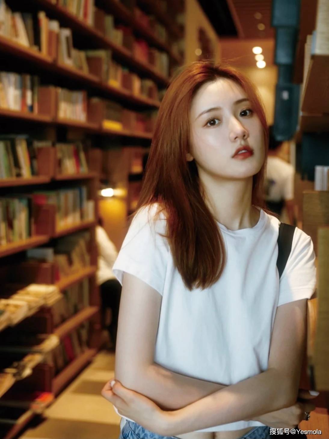 张乔耳晒生活日常 秋日书店随拍 文艺女神范十足