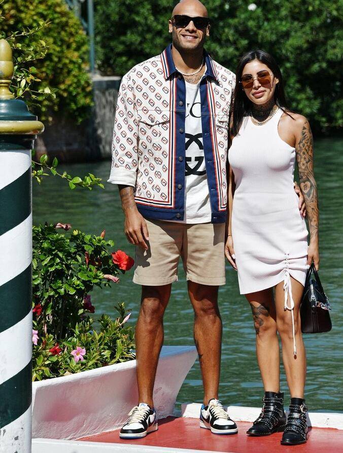 高清:奥运百米飞人雅各布斯携妻子现身电影节