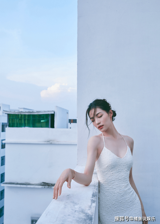 漂亮|又被钟楚曦美到了！置身顶楼拍大片好漂亮，穿吊带裙尽显曼妙身姿