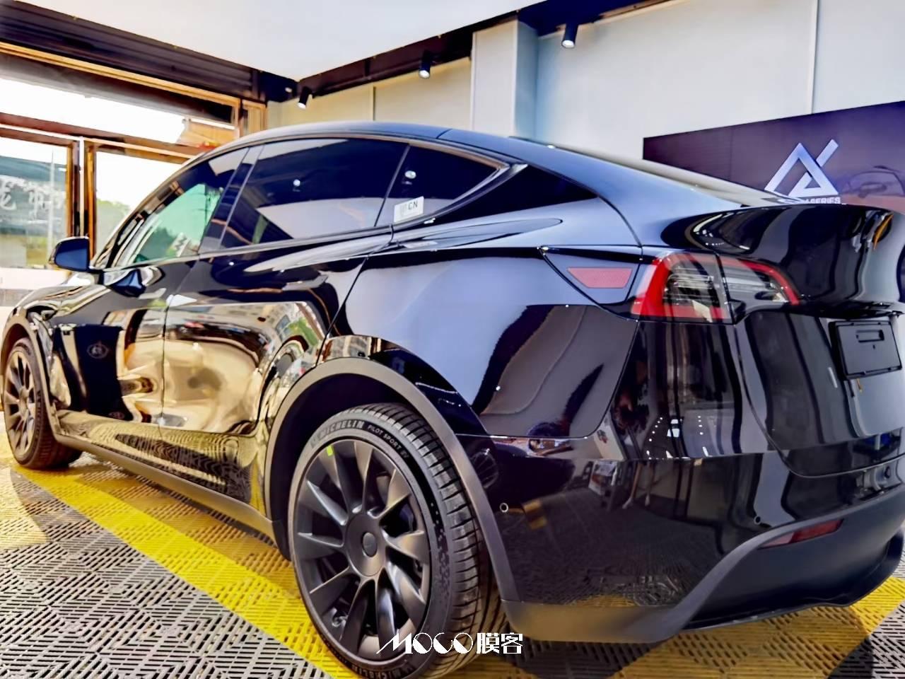 隐形车衣怎么贴才算完美来看看南宁车主的特斯拉modely装贴效果