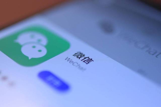 冒牌貨賣家利用平台「小程序」接入的微信電商生態，在平台上分銷與銷售仿冒品。