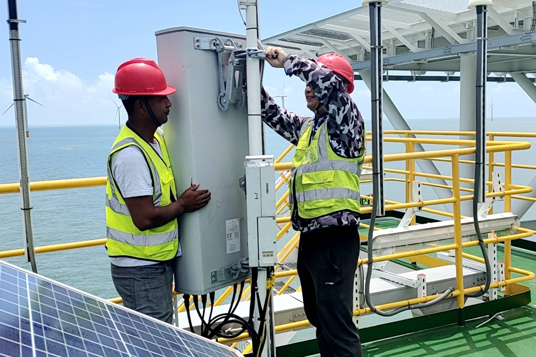 架起海上通信网盐城移动龙源风电海上基站开通