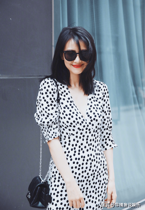 成都|41岁高圆圆不愧是优雅女神！穿小黑裙尽显细腰，披肩发好漂亮