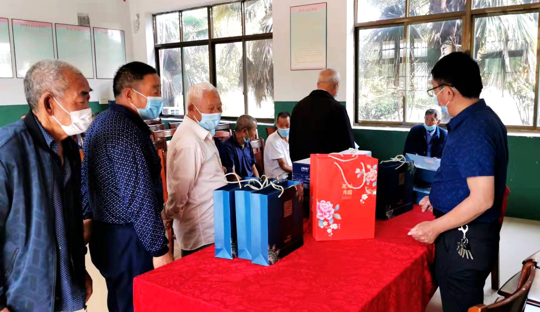 爱心老板情系家乡 残障老人喜迎双节_文彩霞