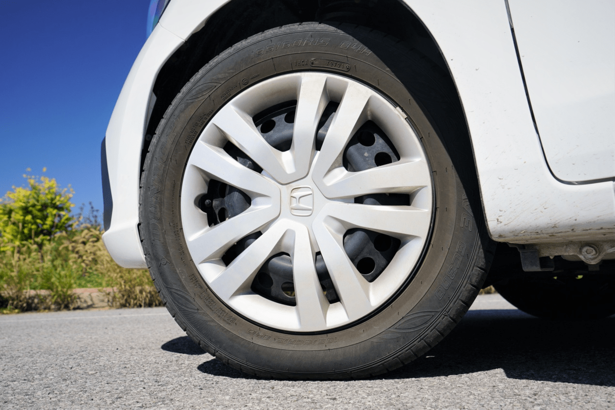 (车辆配备来自邓禄普的enasave ec300轮胎,轮胎尺寸:185/60 r15.