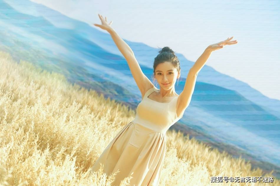 麦田 Angelababy，身着麦色连衣裙，在麦田中清新养眼