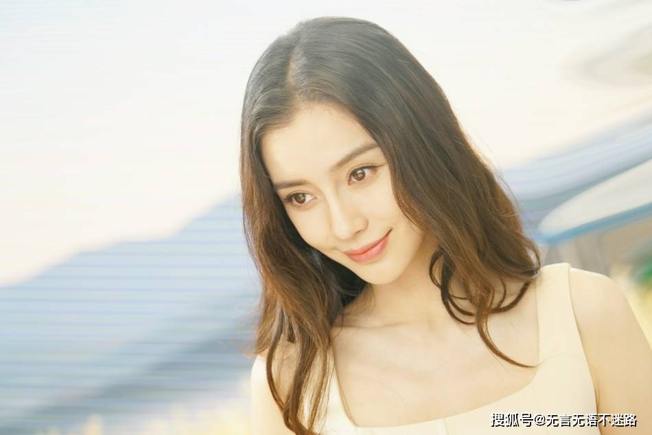 麦田 Angelababy，身着麦色连衣裙，在麦田中清新养眼
