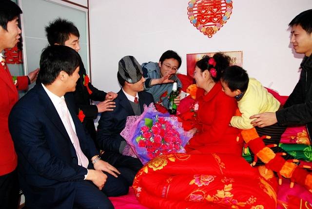 闹洞房变成了耍流氓必须严惩