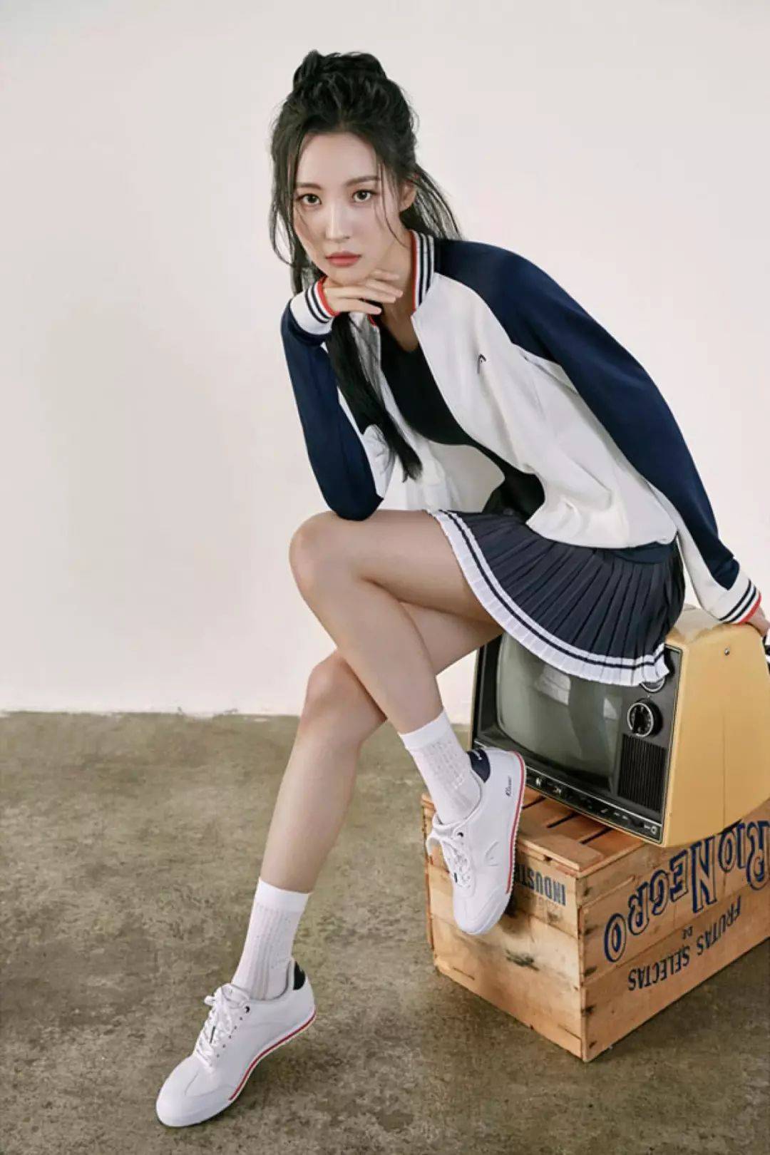 "南韩腿精"宣美大胆着装秀美背 眼神太撩人