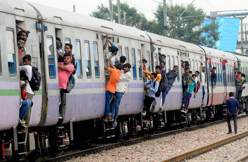 火车挂满人!印度新冠疫情期间火车满载乘客