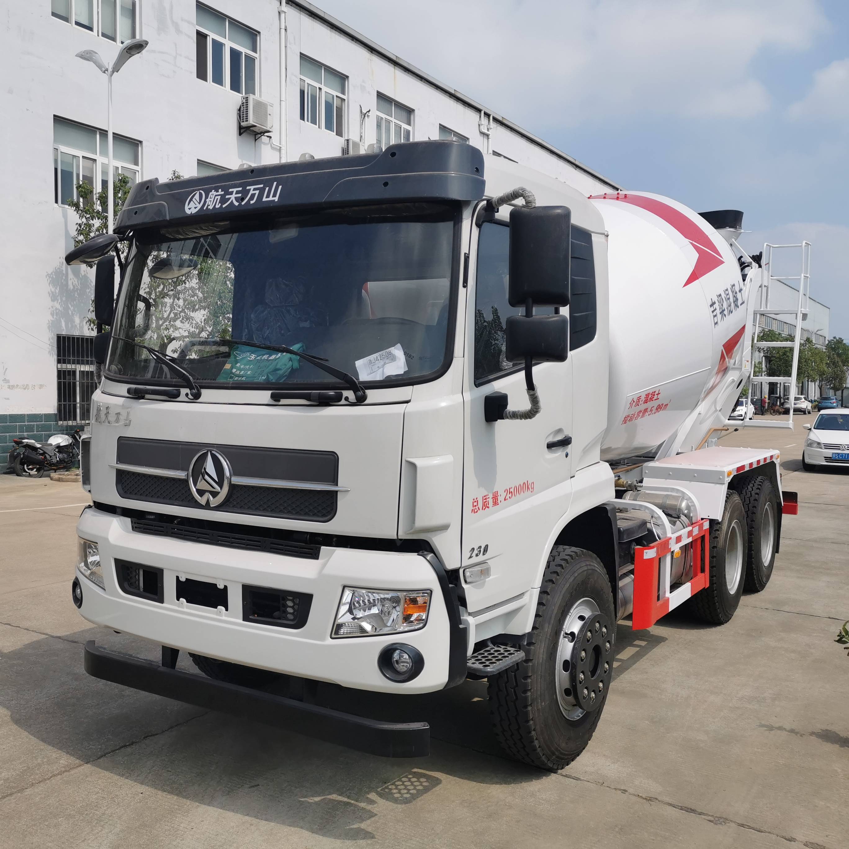国六航天万山9方混凝土罐车整车图片赏析