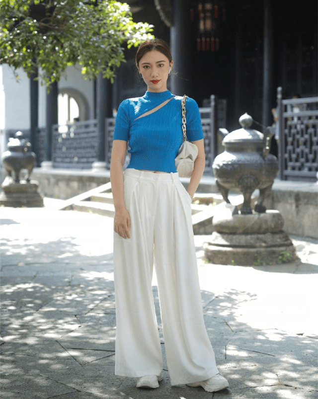 条纹 白裤子可别乱穿，一不小心就尴尬又显胖