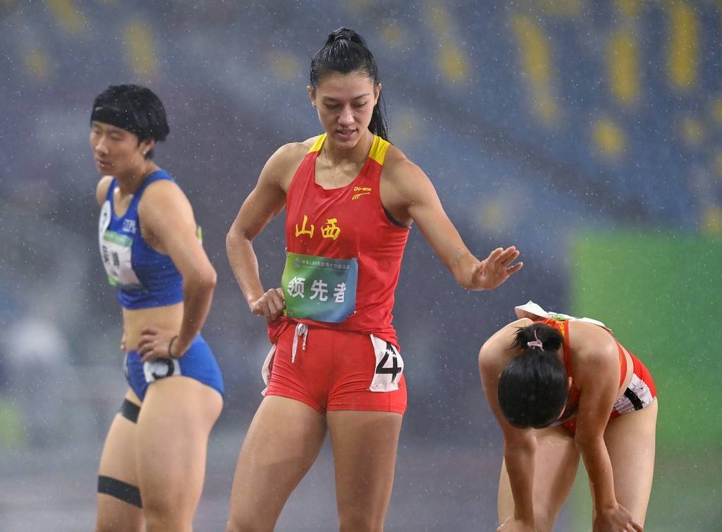 郑妮娜力获田径女子七项全能冠军