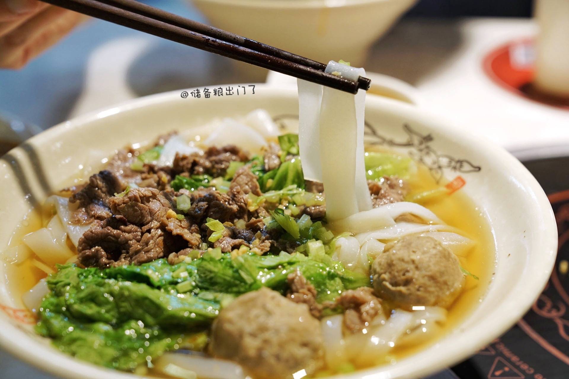 望京最受追捧的汕头牛火锅10秒感受生烫牛肉的脂香四溢