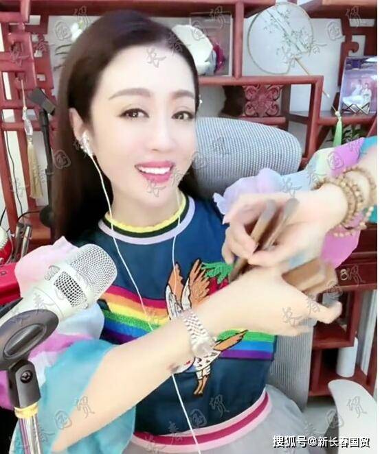 "刘能"王小利前妻曝光,肤白貌美气质佳,47岁已晋级当奶奶_温美玲