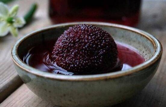 功能|桑葚酒和杨梅酒功效的区别，哪个对身体更好？答案已经呼之欲出