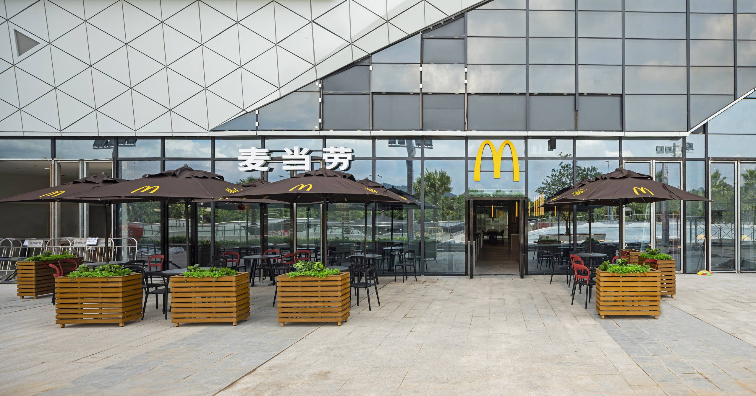 面积超过360平米,餐厅采用麦当劳全球设计的ray设计风格