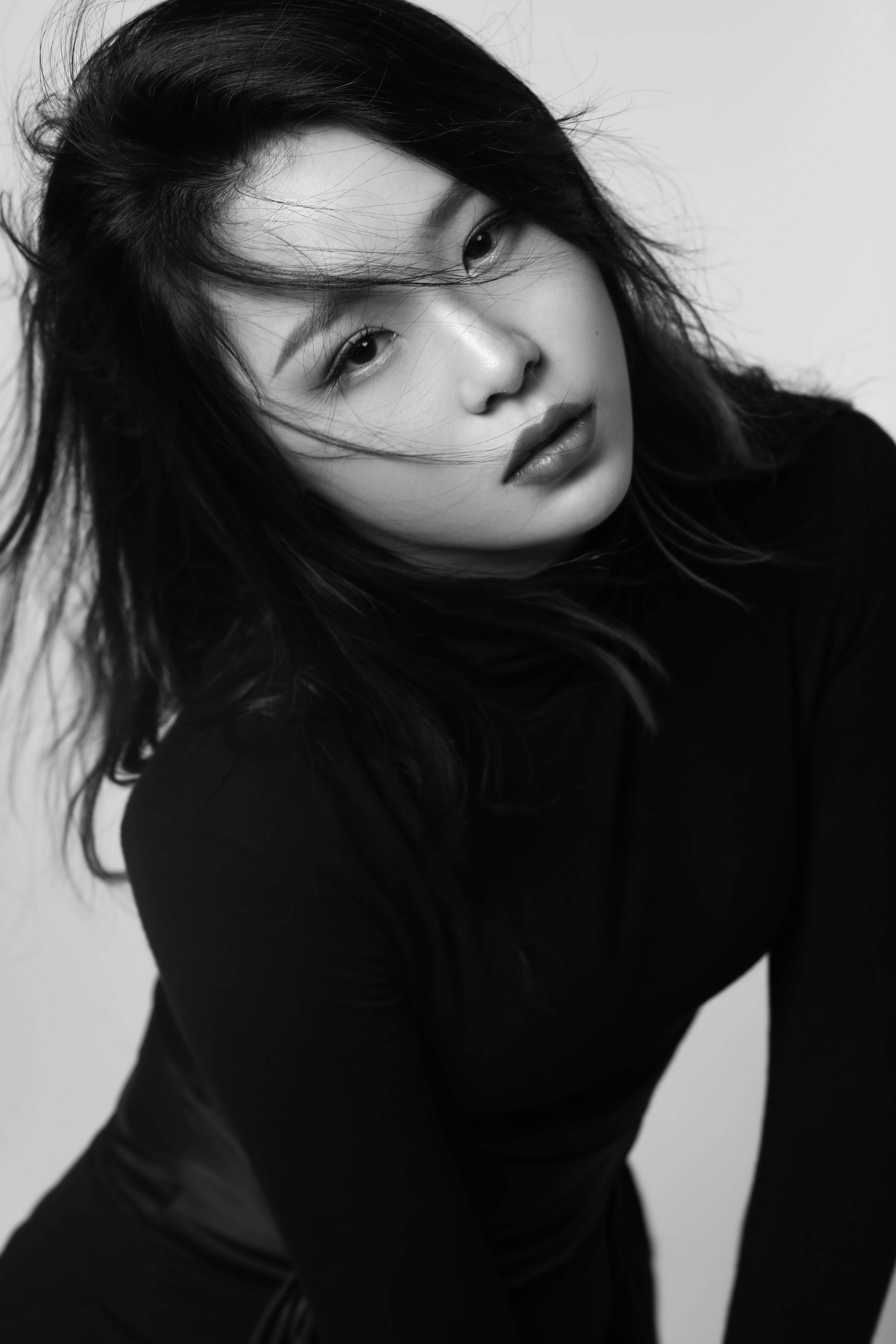 网友如果说甜美强调的是氛围，那么素雅强调的就是质感，歌手叶莺黑白系写真抢先看