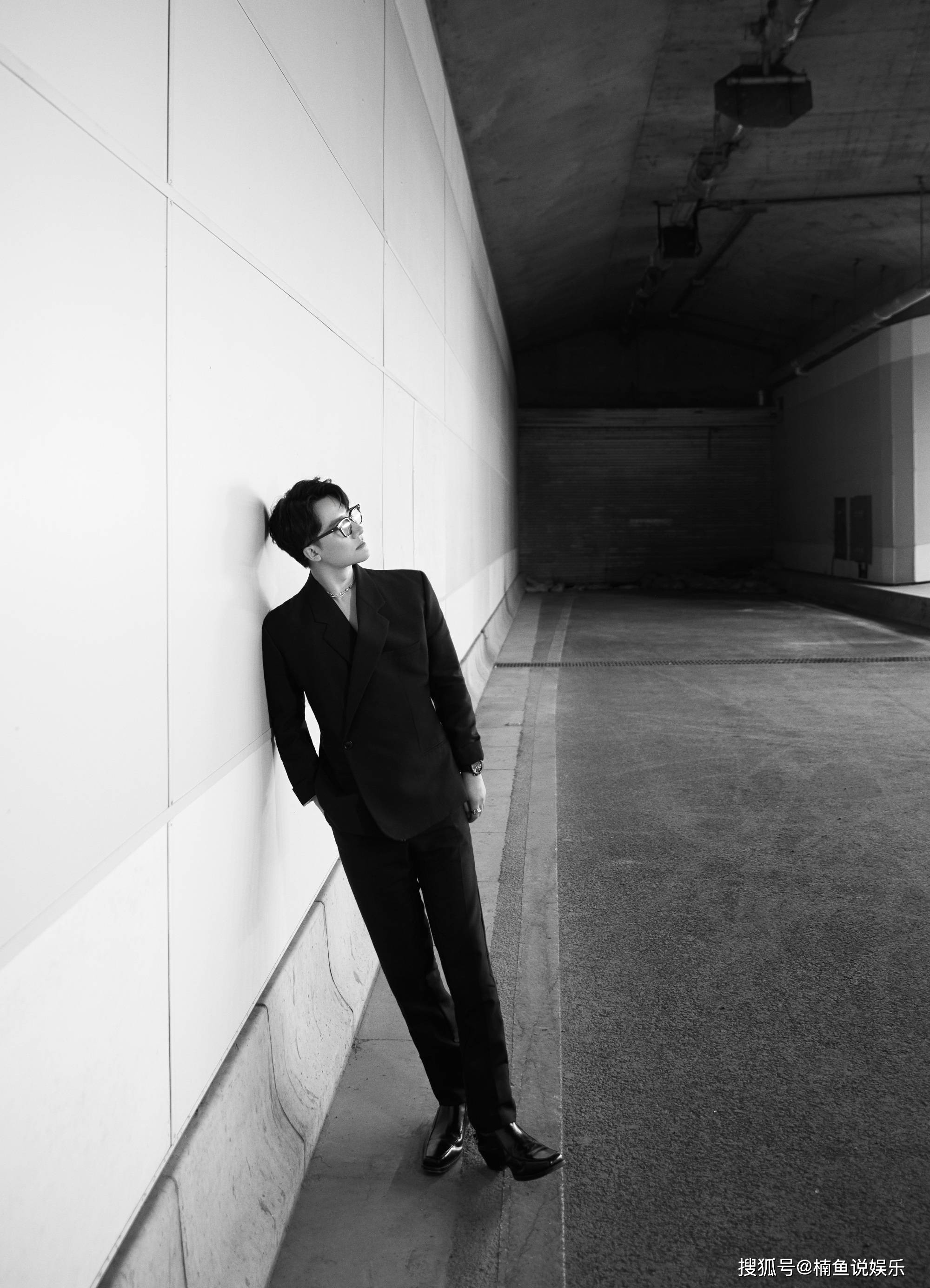 原创黄轩最新写真来袭置身隧道上演孤独氛围感穿西装文艺范十足