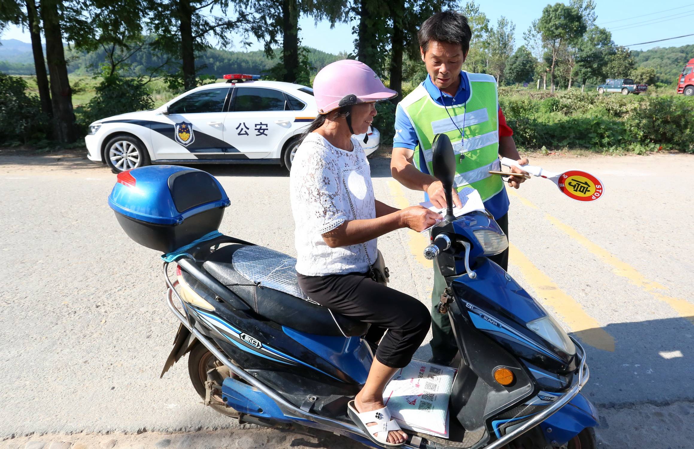 江西金溪交通劝导保安全组图