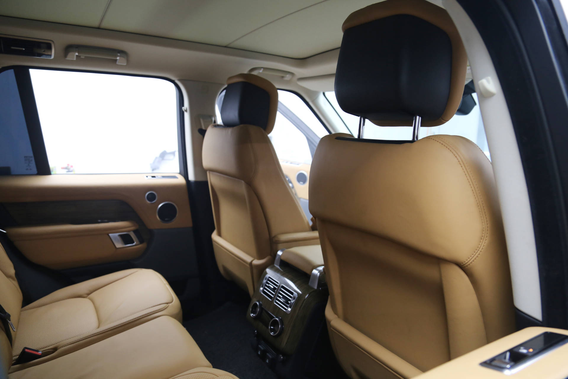 包覆升级棕色真皮内饰 全车纳多灰改色膜 22寸轮毂_搜狐汽车_搜狐网