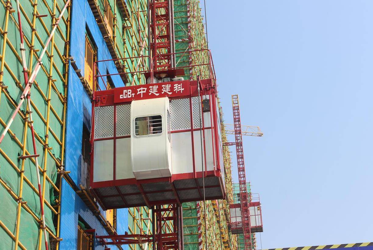 提前规划好现场通道施工电梯四周必须保持通道畅通,否则施工电梯安装