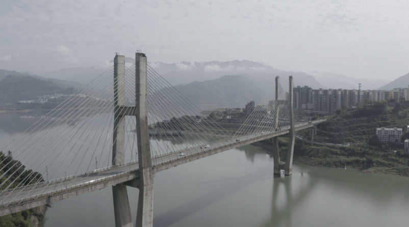 (绥江入城大桥)走进绥江,置身其中一种静谧的气氛袭来"新城"在霓虹灯