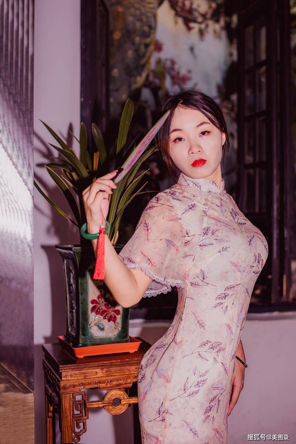 红唇雪肤旗袍美女前凸后翘