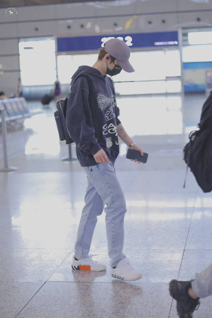 鹿晗卫衣牛仔裤搭棒球帽少年感十足 胳膊纹身吸睛