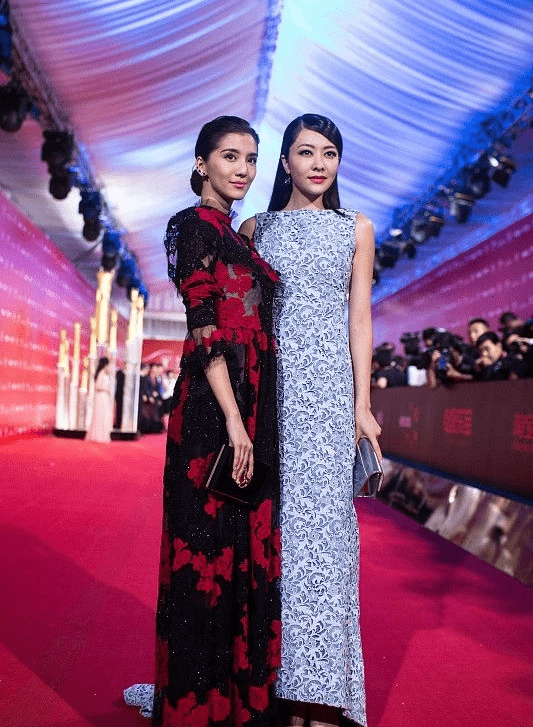 设计 熊黛林身穿拖地的长裙，大长腿藏不住，释放性感魅力