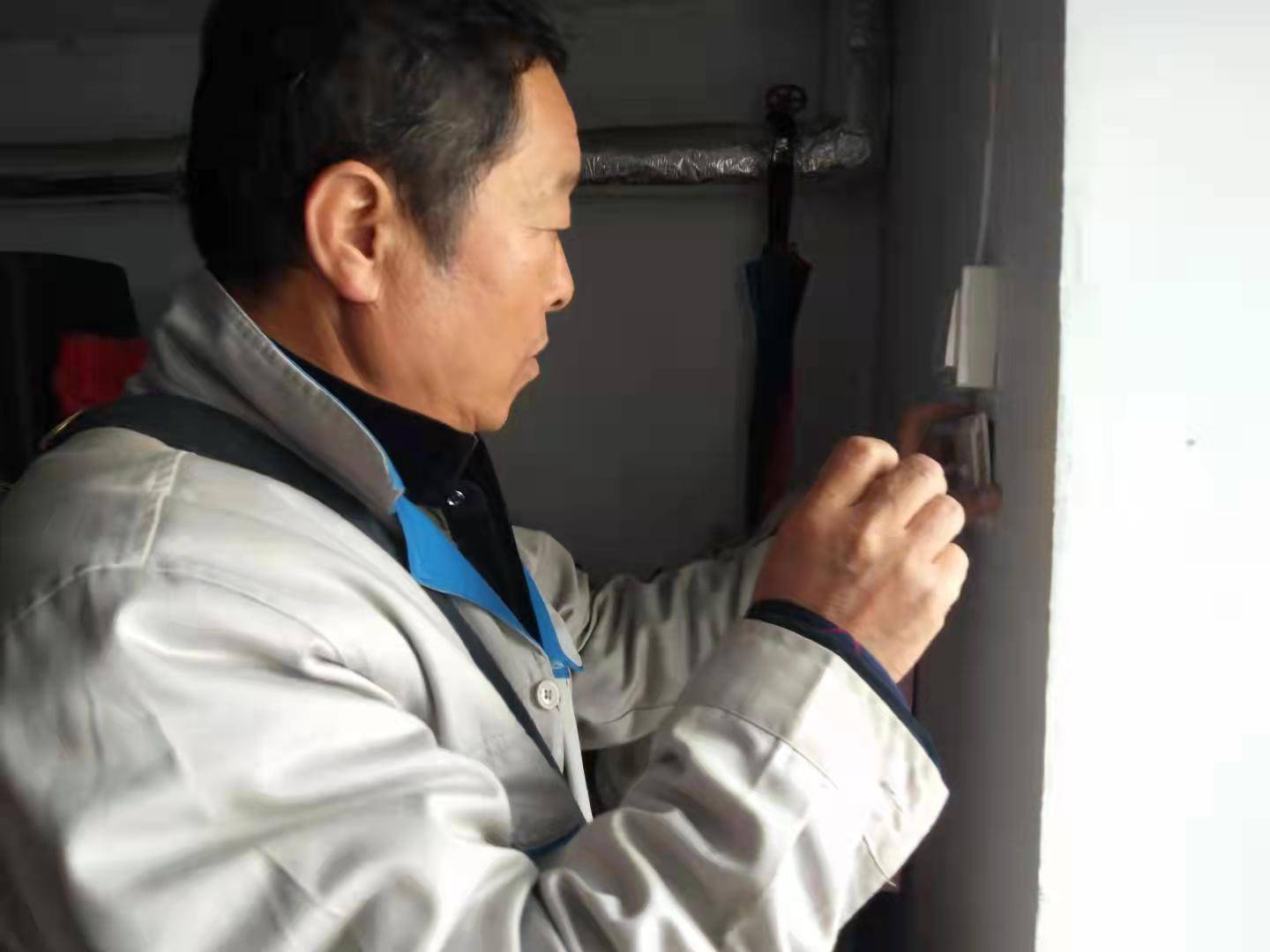 [壹日壹事]八一小区物业师傅为业主修电