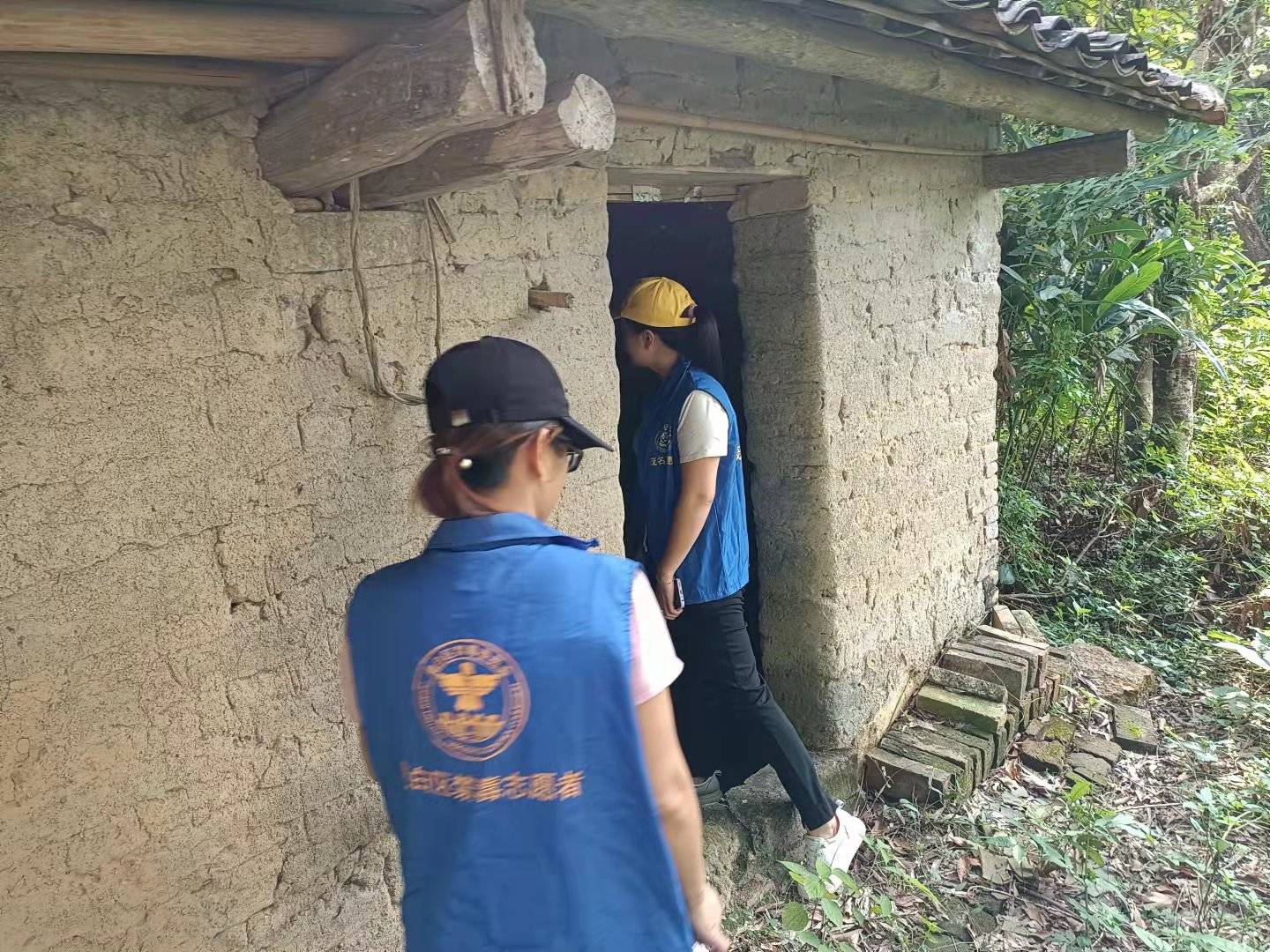 2021年10月14日,罗坑镇目力村组织禁毒志愿者在辖区